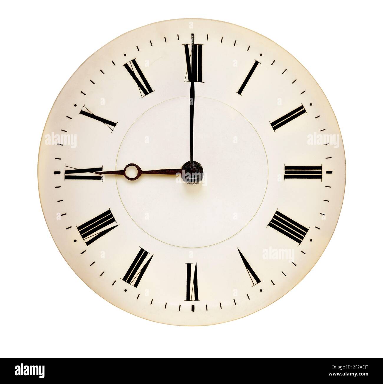 Cadran d'horloge antique pointant à neuf heures isolé contre le blanc arrière-plan Banque D'Images
