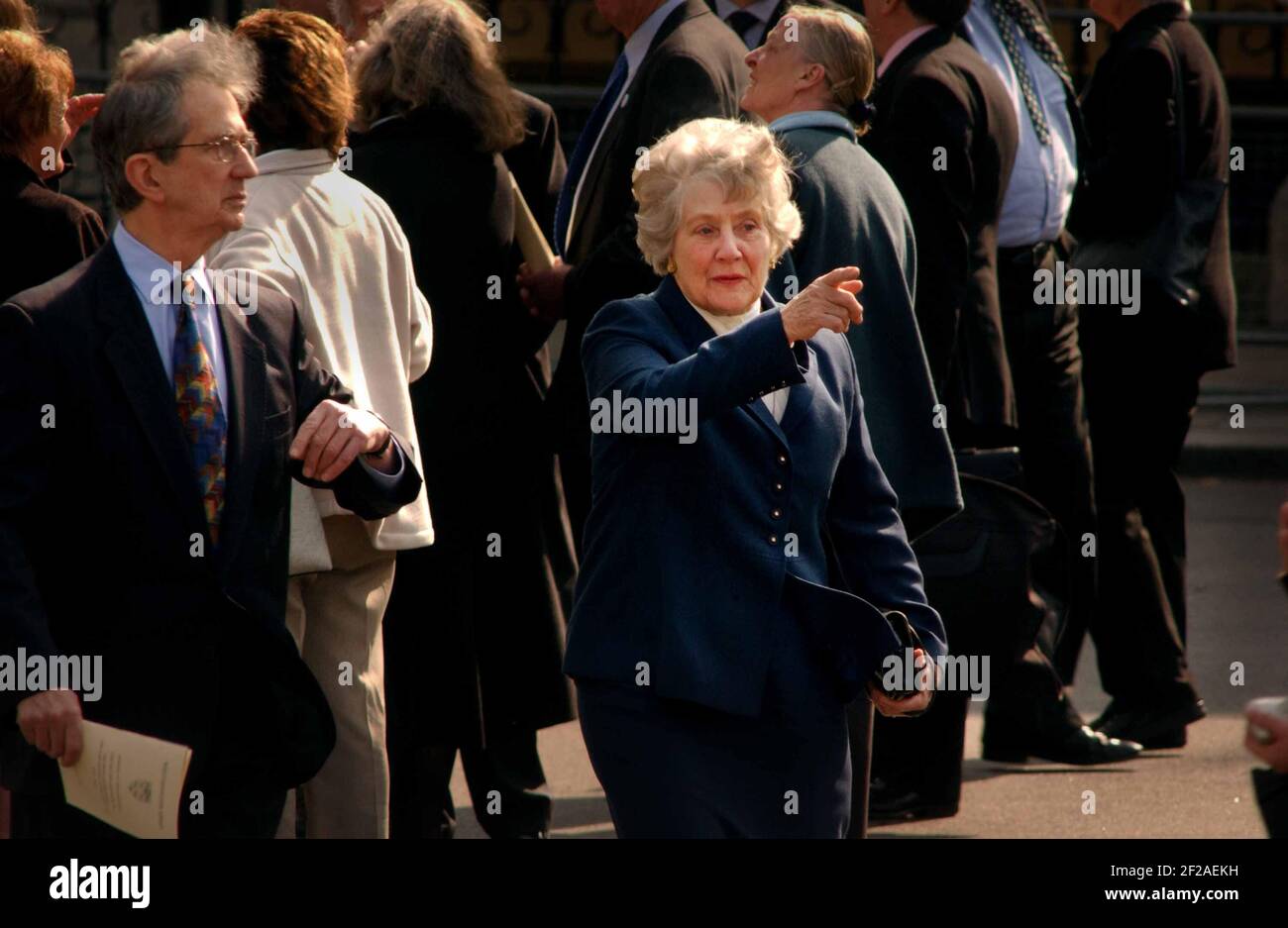 DAME SHIRLEY WILLIAMS APRÈS LE SERVICE COMMÉMORATIF DE ROY JENKINS.27/3/03 PILSTON Banque D'Images