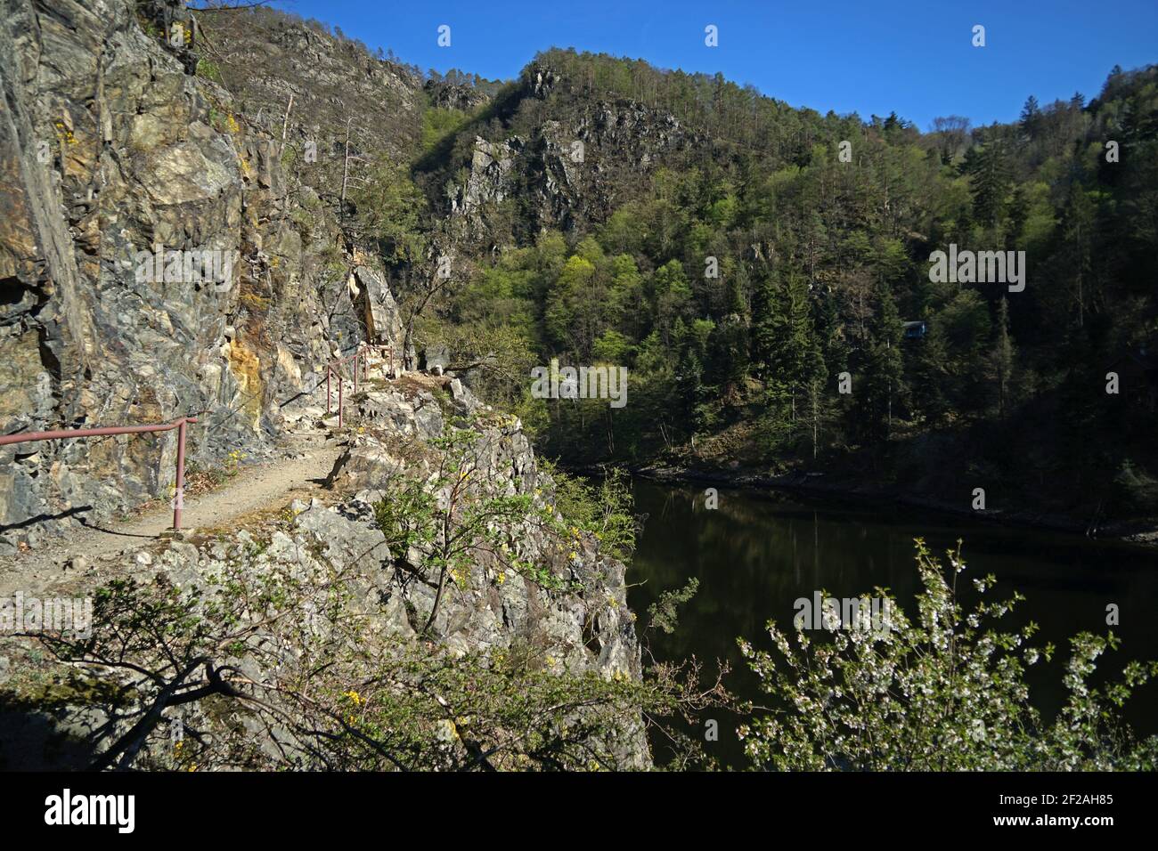 Sentier de randonnée au-dessus du barrage (Svatojanske Proudy) République tchèque Banque D'Images