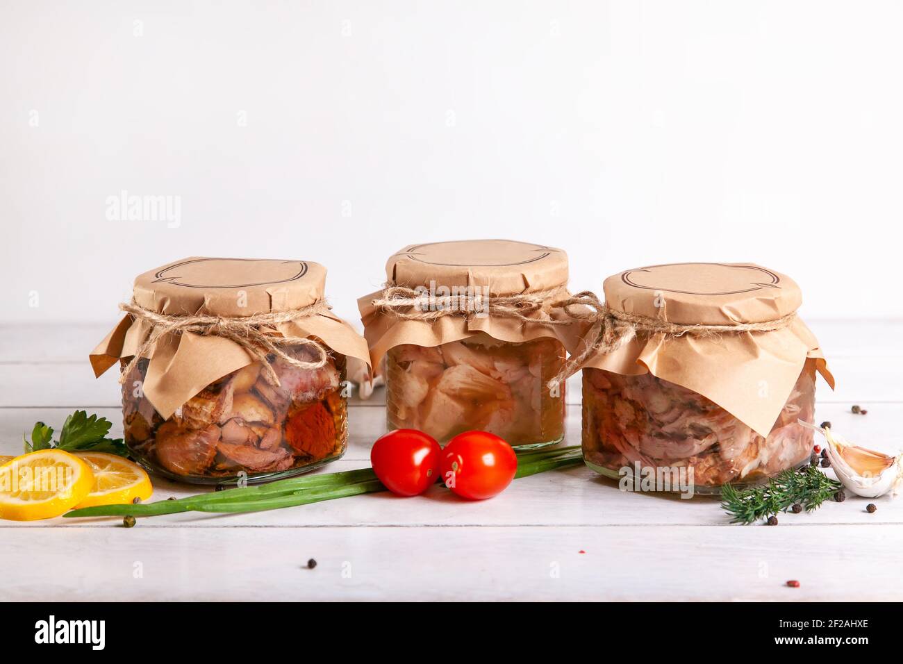 Viande maison en conserve de volaille de ferme-oie, canard, poulet. Pots en  verre avec viande de volaille en conserve Photo Stock - Alamy