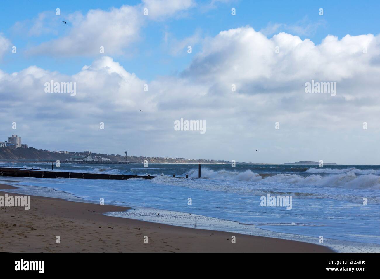 Bournemouth, Dorset, Royaume-Uni. 11 mars 2021. Météo au Royaume-Uni : le vent sur les plages de Bournemouth tandis que les gens se dirigent vers le bord de mer pour leur exercice quotidien pendant le Lockdown 3. Crédit : Carolyn Jenkins/Alay Live News Banque D'Images