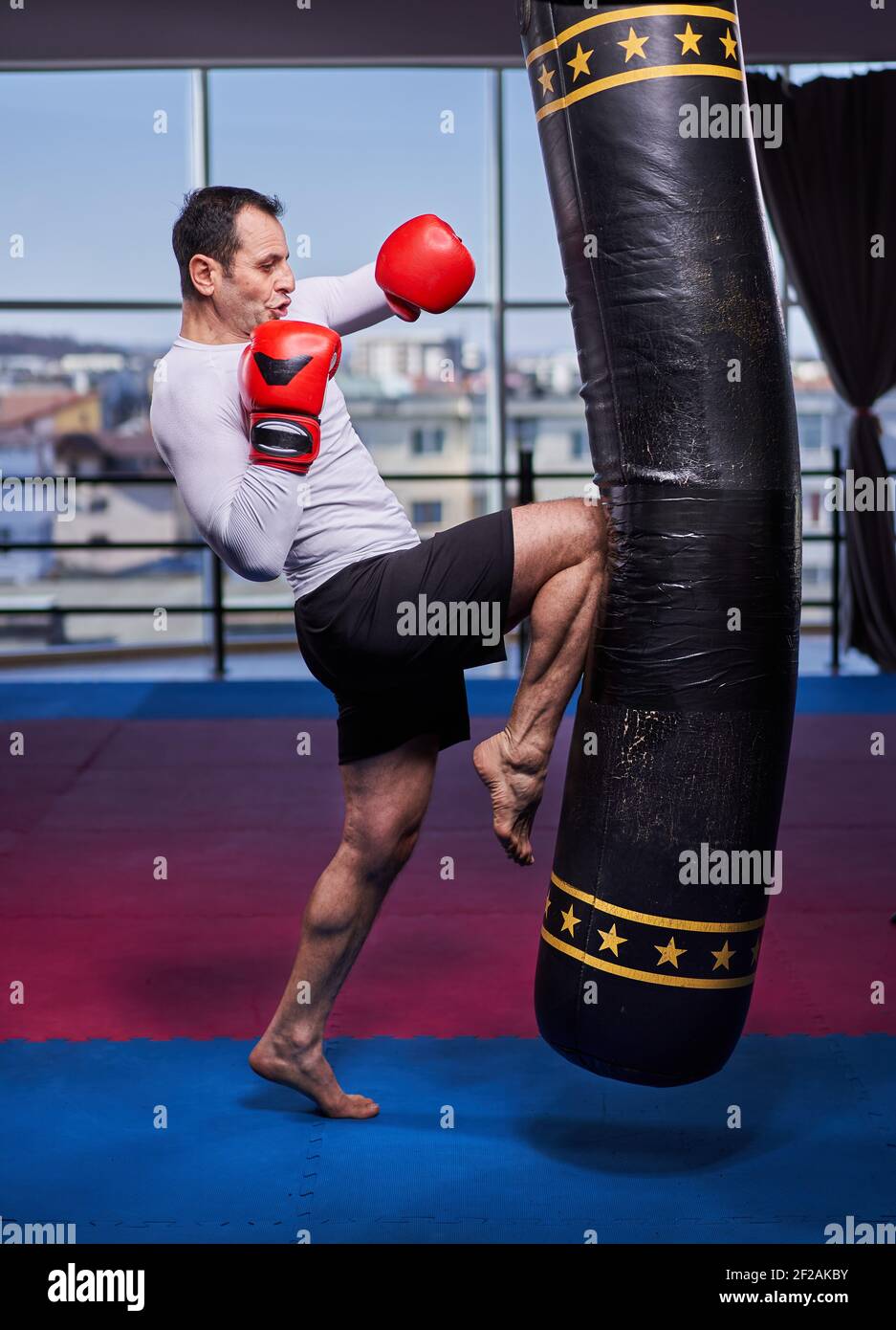 Kickboxing combattant frapper le sac lourd dans la salle de gym,  l'entraînement pour la compétition Photo Stock - Alamy