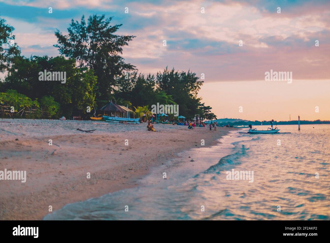 GILI AIR, INDONÉSIE - 10 mai 2019: Gili Air Lombok Indonesia Island Living Horse and Cart - belles eaux bleues et couchers de soleil roses Banque D'Images