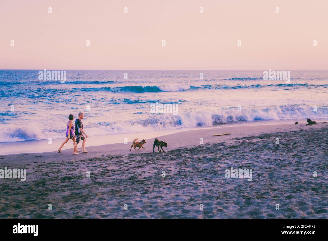 BALI, INDONÉSIE - 02 mai 2019: Bali Indonésie Island Living - ciel rose et des sunsetsSurf, nager mer - magie de la pleine lune Banque D'Images