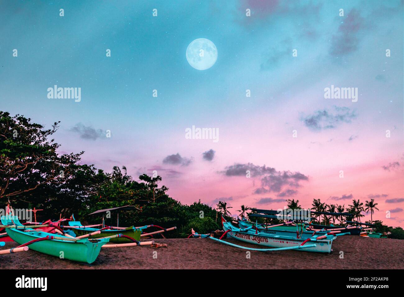 BALI, INDONÉSIE - 02 mai 2019: Bali Indonésie Island Living - ciel rose et des sunsetsSurf, nager mer - magie de la pleine lune Banque D'Images