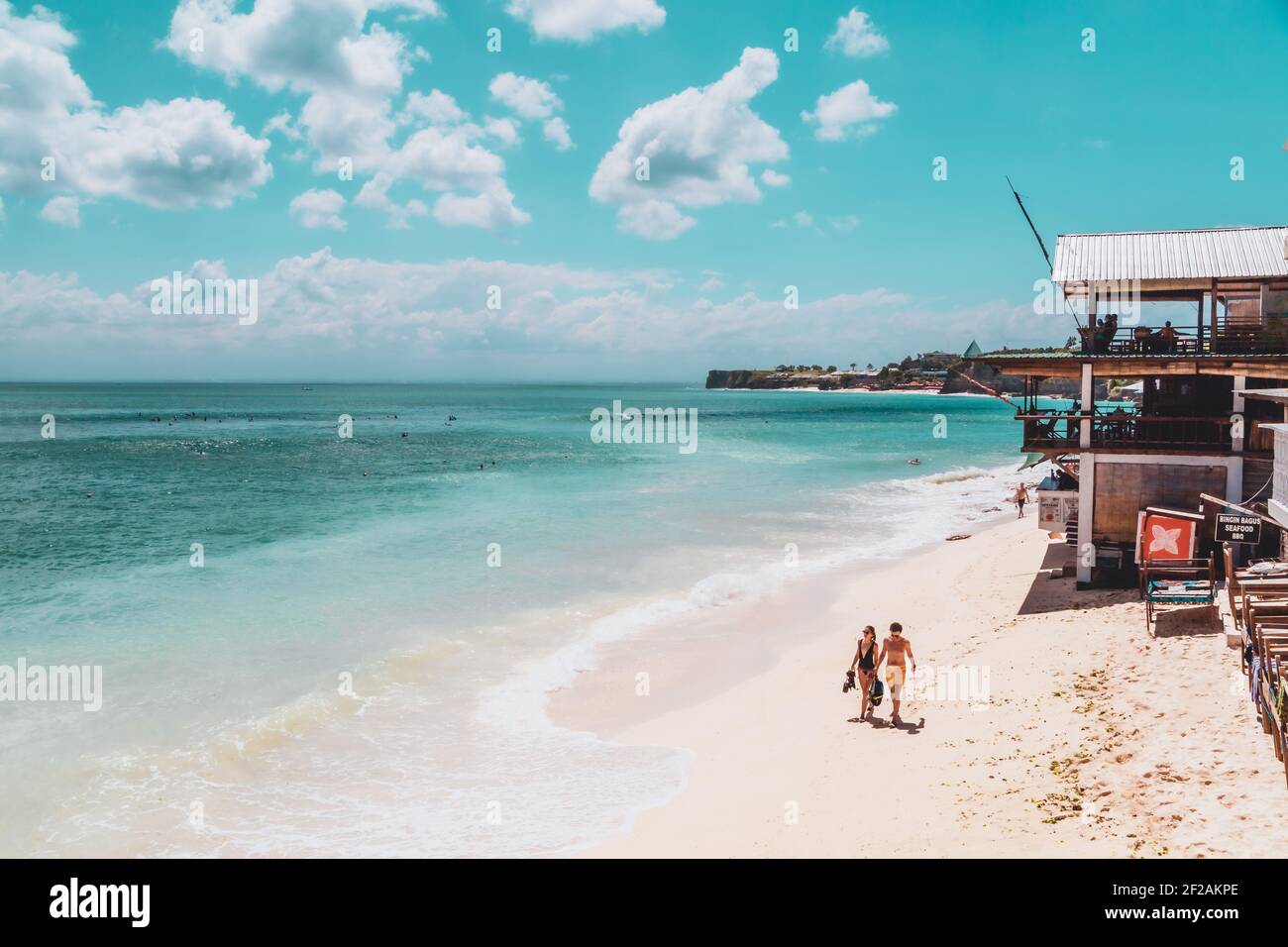 BALI, INDONÉSIE - 02 mai 2019: Bali Indonésie Island Living - ciel rose et des sunsetsSurf, nager mer - magie de la pleine lune Banque D'Images