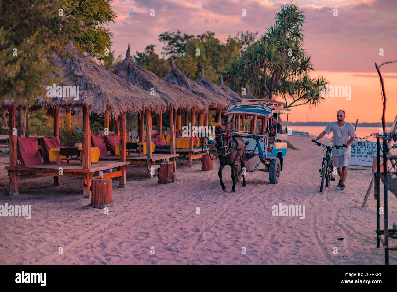 GILI AIR, INDONÉSIE - 10 mai 2019: Gili Air Lombok Indonesia Island Living Horse and Cart - belles eaux bleues et couchers de soleil roses Banque D'Images