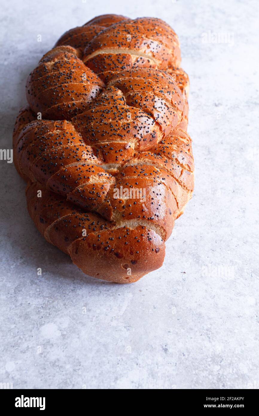Pain de pain de challah tressé en tranches avec graines de pavot vue d'en haut. Banque D'Images