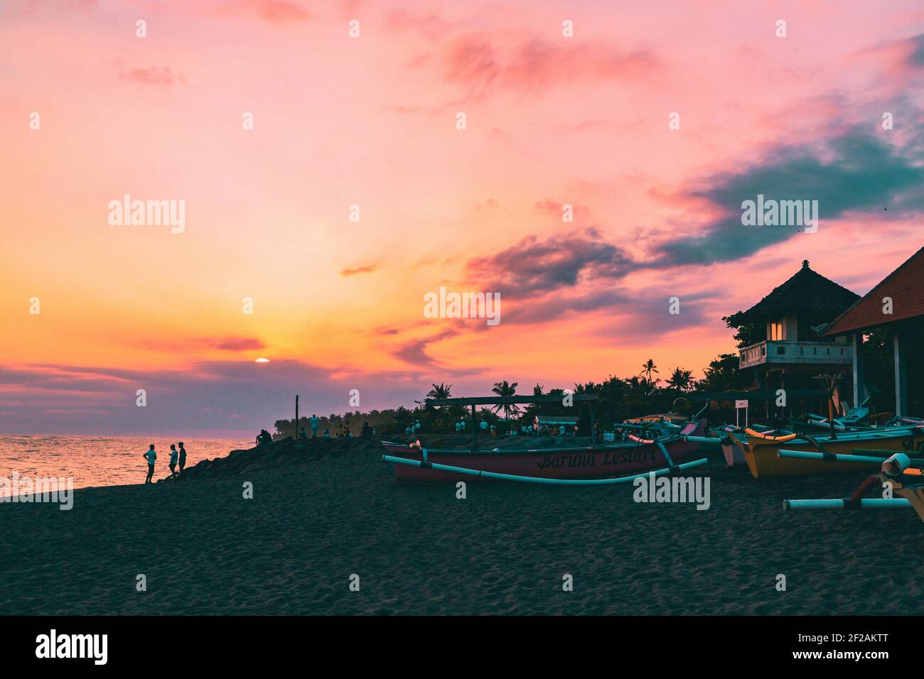 BALI, INDONÉSIE - 02 mai 2019: Bali Indonésie Island Living - ciel rose et des sunsetsSurf, nager mer - magie de la pleine lune Banque D'Images