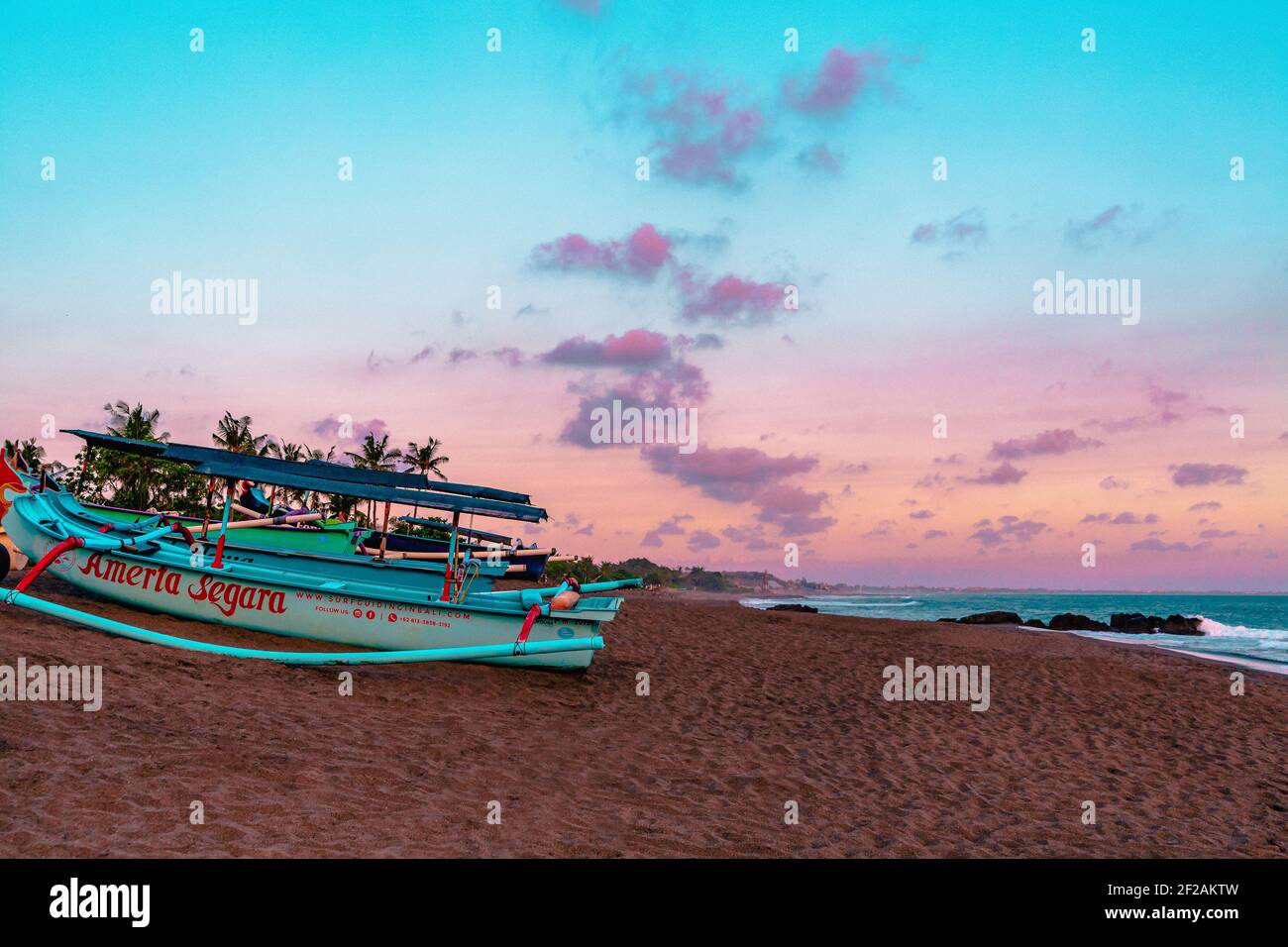 BALI, INDONÉSIE - 02 mai 2019: Bali Indonésie Island Living - ciel rose et des sunsetsSurf, nager mer - magie de la pleine lune Banque D'Images