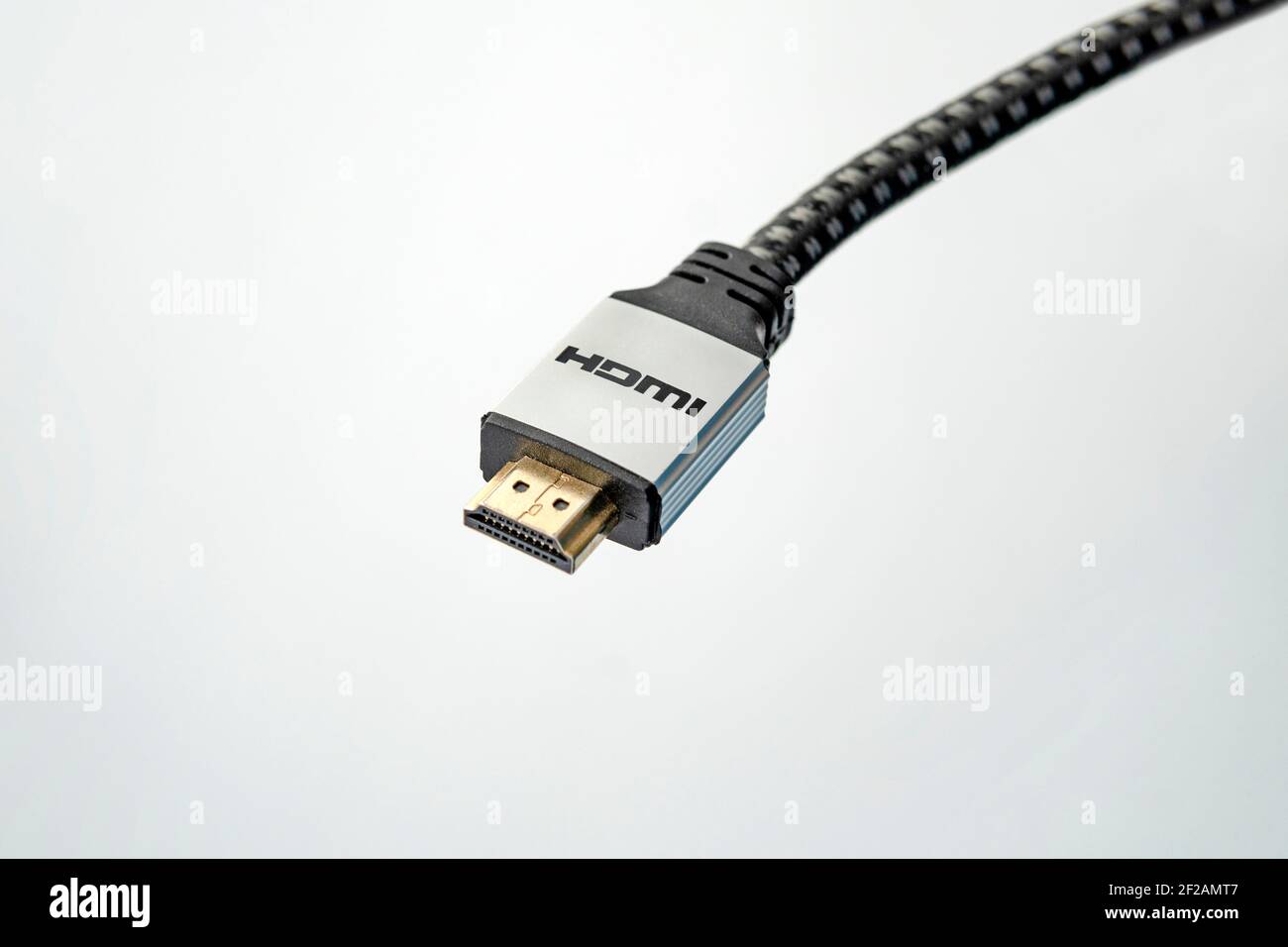 Gros plan d'un câble HDMI sur fond blanc Banque D'Images