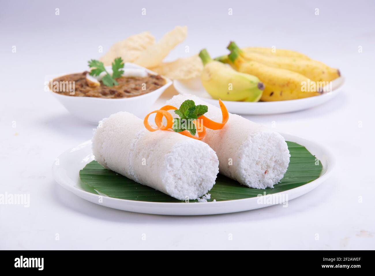 Puttu Gateau A La Vapeur Puttu De Riz Blanc Cru Pacharisi Maavu Puttu Avec Cari Kadala Et Banane Petit Dejeuner Fait A Partir De Farine De Riz Photo Stock Alamy