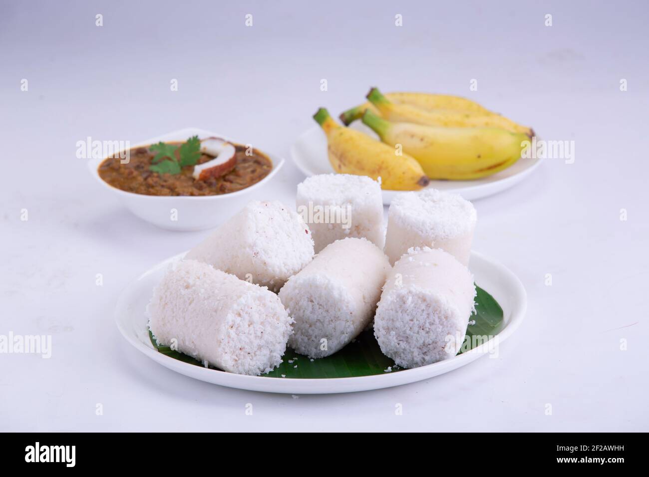 Puttu Gateau A La Vapeur Puttu De Riz Blanc Cru Pacharisi Maavu Puttu Avec Cari De Chana Et Banane Petit Dejeuner Fait A L Aide De Farine De Riz Photo Stock Alamy