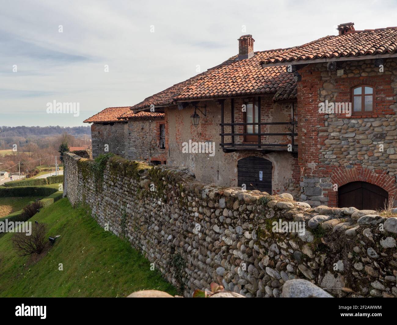 Maisons entourées de murs fortifiés du village médiéval .Ricetto di Candelo, Piémont, Italie. Banque D'Images