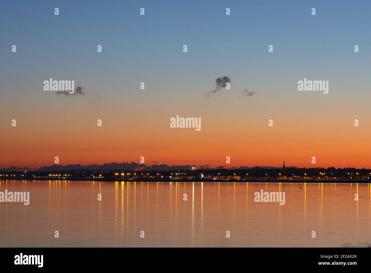 Coucher de soleil pittoresque sur Clontarf, nuages isolés sur le ciel du soir, Dublin, Irlande Banque D'Images