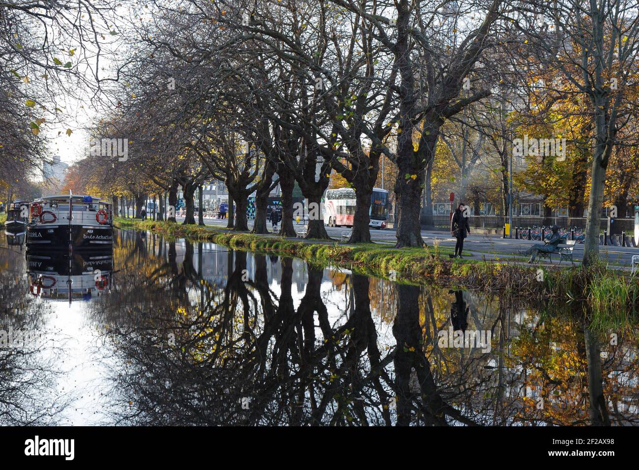 Grand canal en automne paysage - réflexion, canal, automne, feuilles, bleu, orange, automne, restaurant flottant, reflet des arbres dans l'eau Banque D'Images