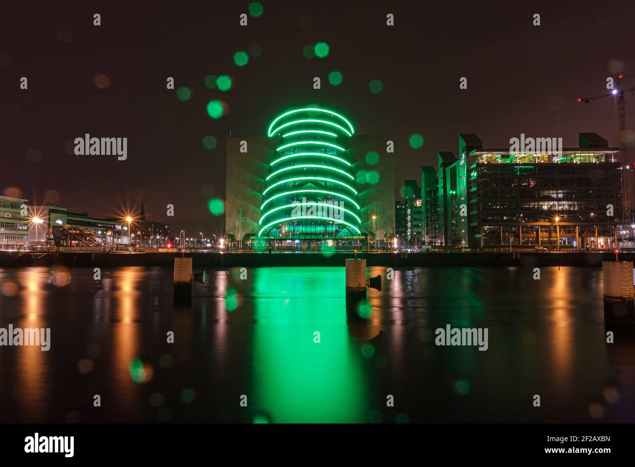 Centre de congrès de Dublin à la nuit des pluies le jour de St Patrick avec quelques lumières de fées, réflexion de lumière dans les gouttes de pluie, l'ilumination verte, le rétroéclairage vert Banque D'Images