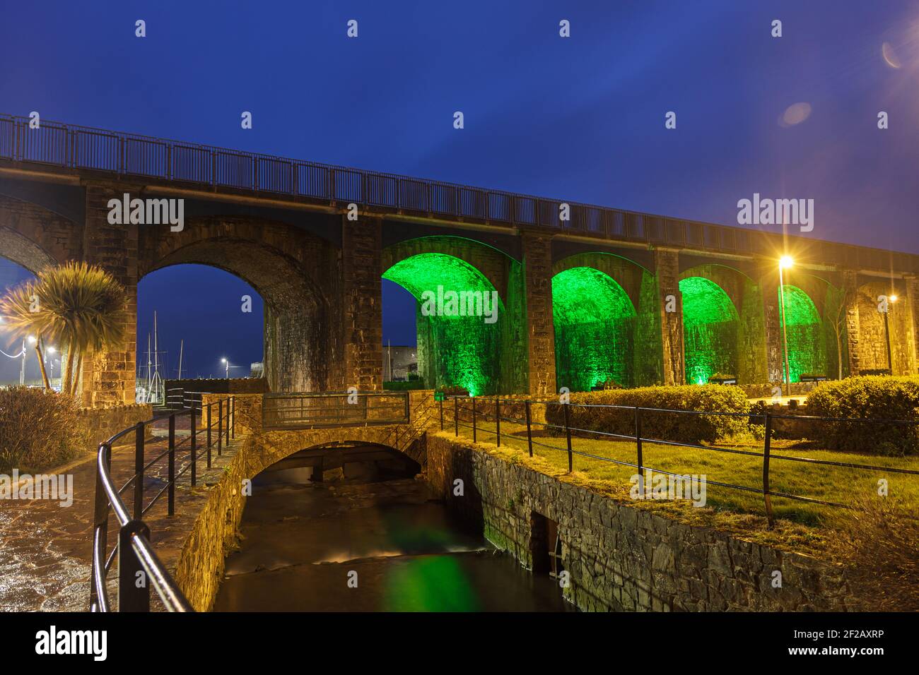 Pont ferroviaire, pont Arche illuminé en vert, verdissement global pour la Saint-Patrick, le 17 mars, fête de Paddys Banque D'Images