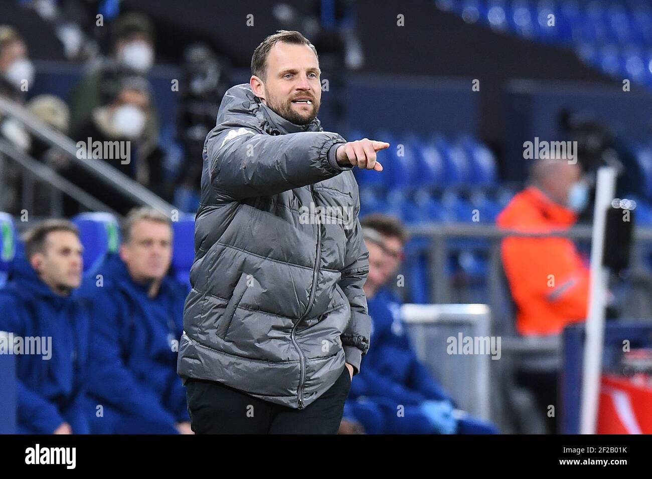 Gelsenkirchen Allemagne, 05.03.2021, Football : Bundesliga saison 2020/21, jour 24, FC Schalke 04 (S04, bleu) vs FSV Mainz 05 (FSV, rouge) - manager Bo Svensson (FSV) Foto : Roy Gilbert / Revierfoto / Pool via kolvenbach Banque D'Images