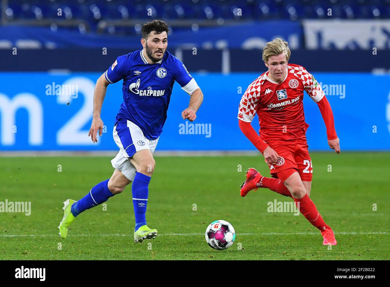 Gelsenkirchen Allemagne, 05.03.2021, Football : Bundesliga saison 2020/21,Journée 24, FC Schalke 04 (S04, bleu) vs FSV Mainz 05 (FSV, rouge) - Sead Kolasinac ( Schalke ), Jonathan Burkardt ( Mainz ) Foto : Roy Gilbert / Revierfoto / Pool via kolvenbach Banque D'Images
