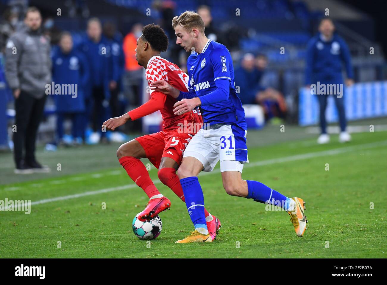 Gelsenkirchen Allemagne, 05.03.2021, Football : Bundesliga saison 2020/21,Journée 24, FC Schalke 04 (S04, bleu) vs FSV Mainz 05 (FSV, rouge) - Jean-Paul Boetius ( Mainz ), Timo Becker ( Schalke ) Foto : Roy Gilbert / Revierfoto / Pool via kolvenbach Banque D'Images