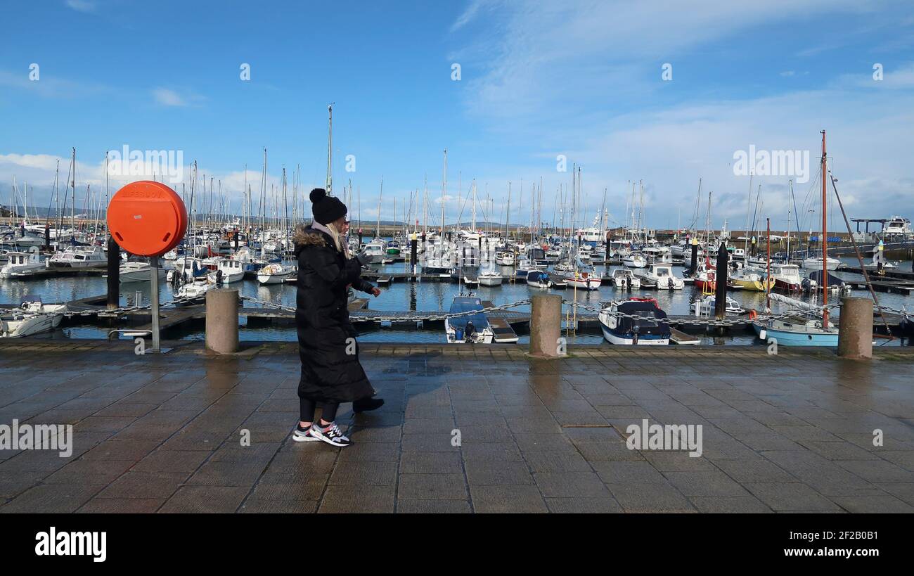 Bangor Co Down Northern, Irlande. 11 mars 2021. Des sorts lumineux et ensoleillés entre de fortes averses sur le front de mer à Bangor crédit: ALAN OLIVER/Alamy Live News Banque D'Images