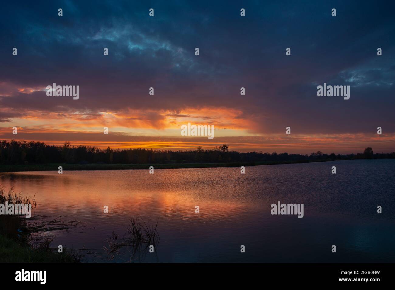 Ciel et nuages colorés après le coucher du soleil sur le lac Banque D'Images