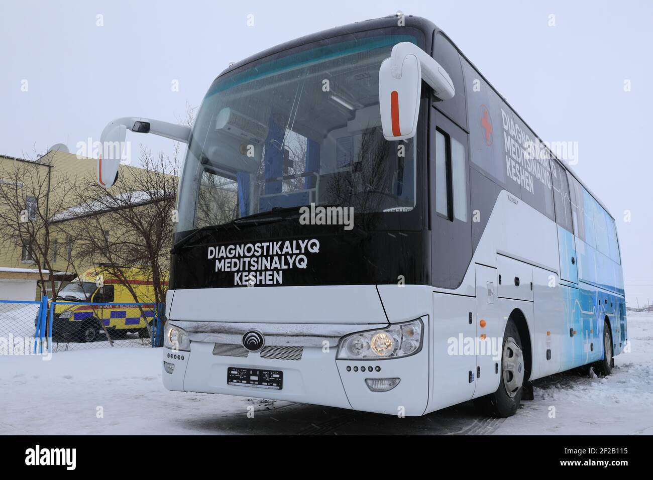 (210311) -- NUR-SULTAN, 11 mars 2021 (Xinhua) -- UN complexe médical mobile Yutong parcs près de l'hôpital du district d'Arshalyn dans la région d'Akmola au Kazakhstan, 10 mars 2021. Le gouvernement du Kazakhstan a distribué 100 complexes médicaux mobiles fabriqués par le fabricant chinois de bus Yutong dans des hôpitaux de différentes provinces pour fournir des services médicaux dans des localités éloignées. (Photo de Kalizhan Ospanov/Xinhua) Banque D'Images