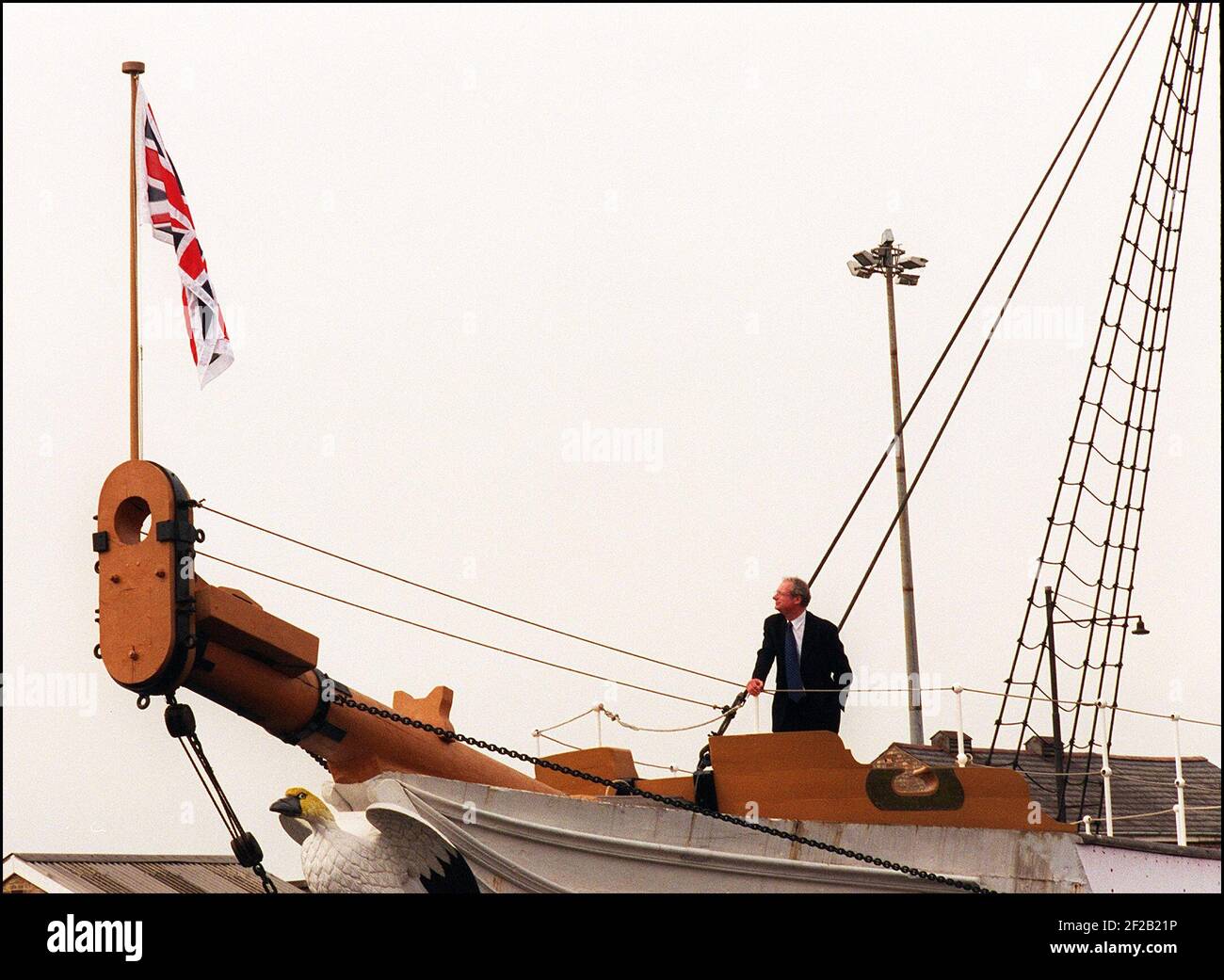 Chris Smith, député septembre 1997 Secrétaire d'État à la Culture, médias et sport, à bord du HMS Gannet, dans le chantier naval historique de Chatham, où il a annoncé un financement de 16 millions de dollars pour le chantier naval. Banque D'Images