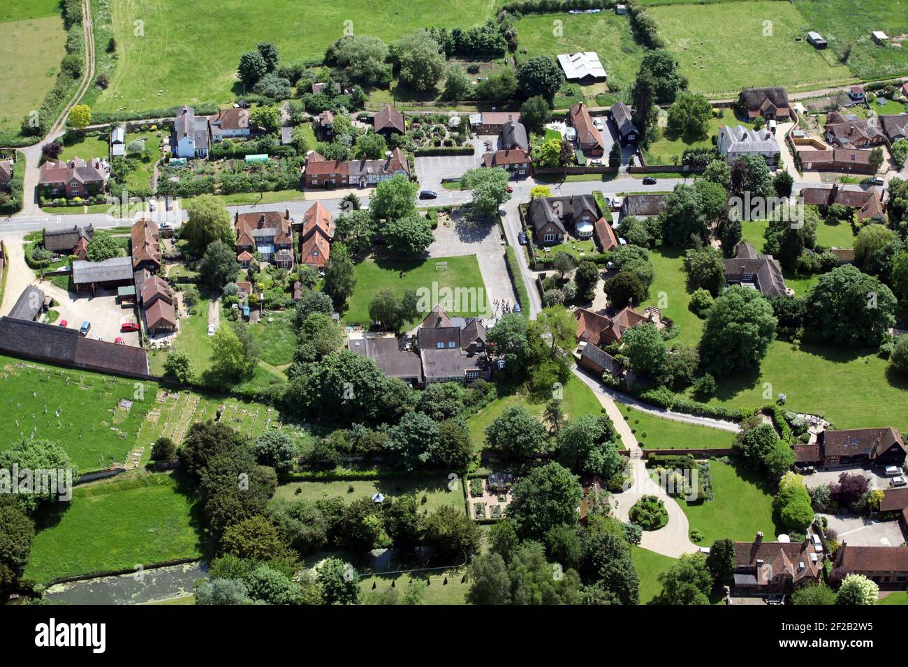 Vue aérienne de long Whittenham village High Street y compris long Wittenham Primary School, Oxfordshire Banque D'Images Vue aérienne de long Whittenham village High Street y compris long Wittenham Primary School, Oxfordshire Banque D'Images