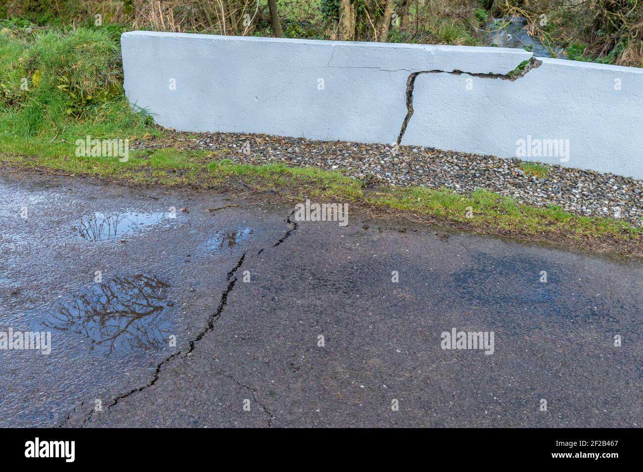 Ahiohill, West Cork, Irlande. 11 mars 2021. Un pont au-dessus d'une rivière près d'Ahiohill risque de s'effondrer en raison de fortes crues d'eau. Le pont présente des fissures importantes sur la surface de la route et les murs. Les employés du Conseil municipal de Cork ont passé quelques heures ce matin à fermer la route. Crédit : AG News/Alay Live News Banque D'Images