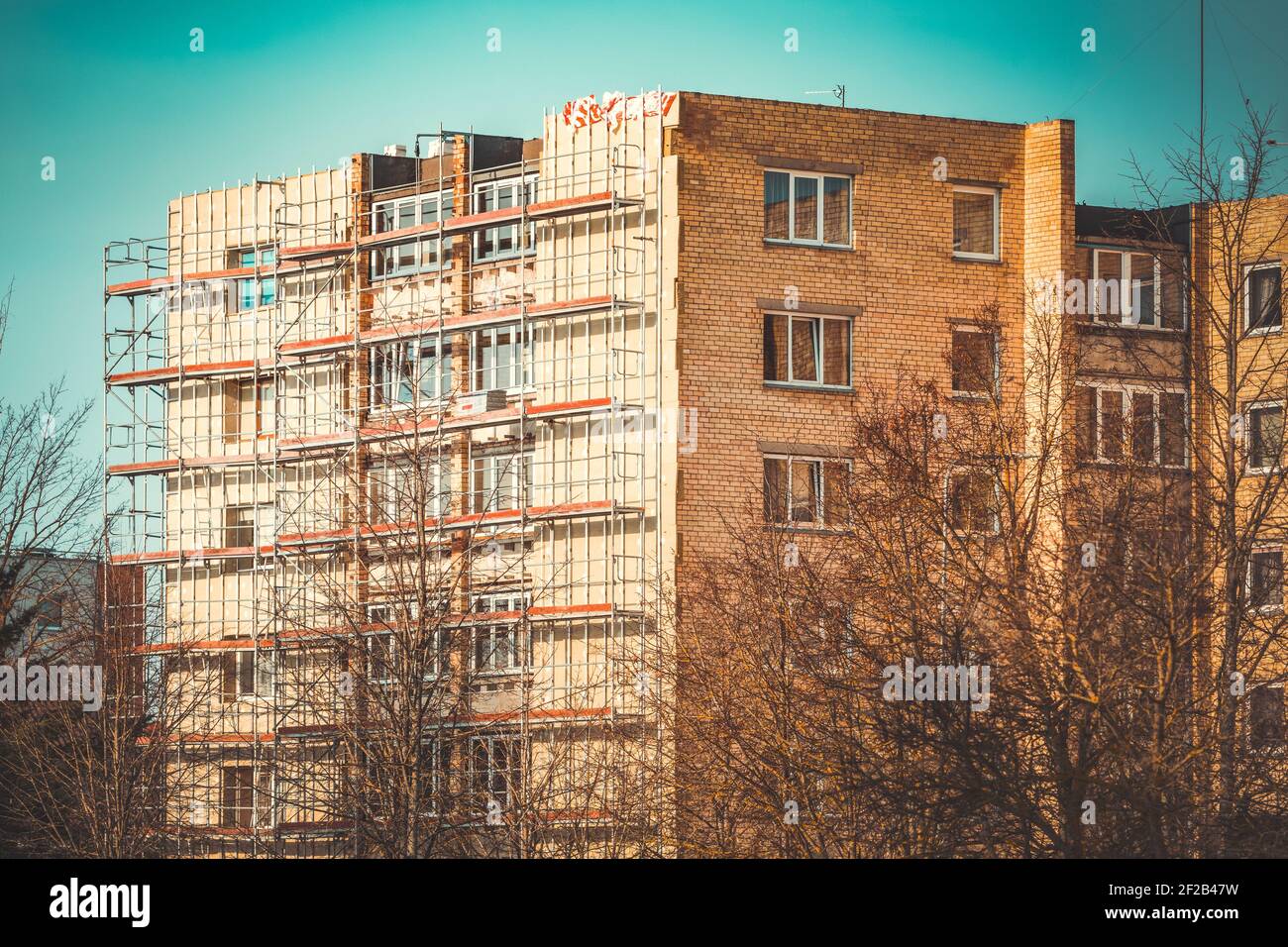 Échafaudage sur la façade d'un bâtiment à plusieurs étages pendant la rénovation. Façade de maison isolante Thermall avec laine de verre. Banque D'Images