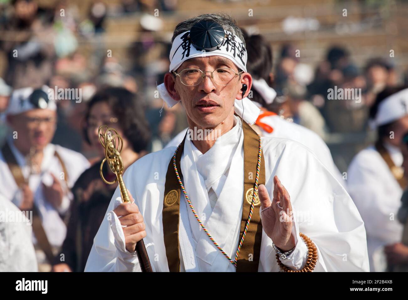 Shugenja pèlerin bouddhiste tenant le shakujo participant au Hiwatari Matsuri - Festival de marche de feu, Mont Takao, Hachioji, Japon Banque D'Images