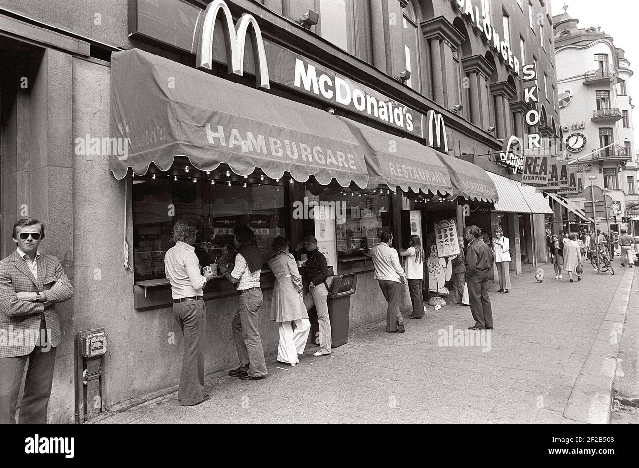 Restauration rapide dans les années 1970. Paul Lederhausen, homme d'affaires suédois, obtient les droits suédois sur la chaîne de restauration rapide McDonalds et, le 27 1973 octobre, ouvre le tout premier restaurant McDonalds i Sweden sur Kungsgatan à Stockholm. Réf. 6382 Banque D'Images