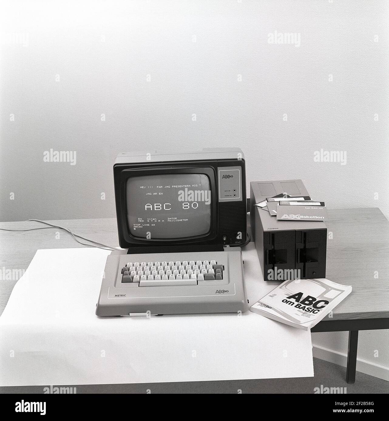 ABC 80. Advanced Basic Computer 80 était un ordinateur personnel conçu par la société suédoise Dataindustrier et fabriqué par Louxor à la fin des années 1970. Il a été introduit sur le marché le 24 1978 août, tout comme l'ordinateur personnel était un phénomène international. En 1979, l'ABC80 était l'ordinateur personnel le plus populaire en Suède et était également utilisé dans les écoles. L'ordinateur ABC80 a été la raison du développement rapide de l'utilisation de l'ordinateur. Photo Kristoffersson EK155-9 Banque D'Images