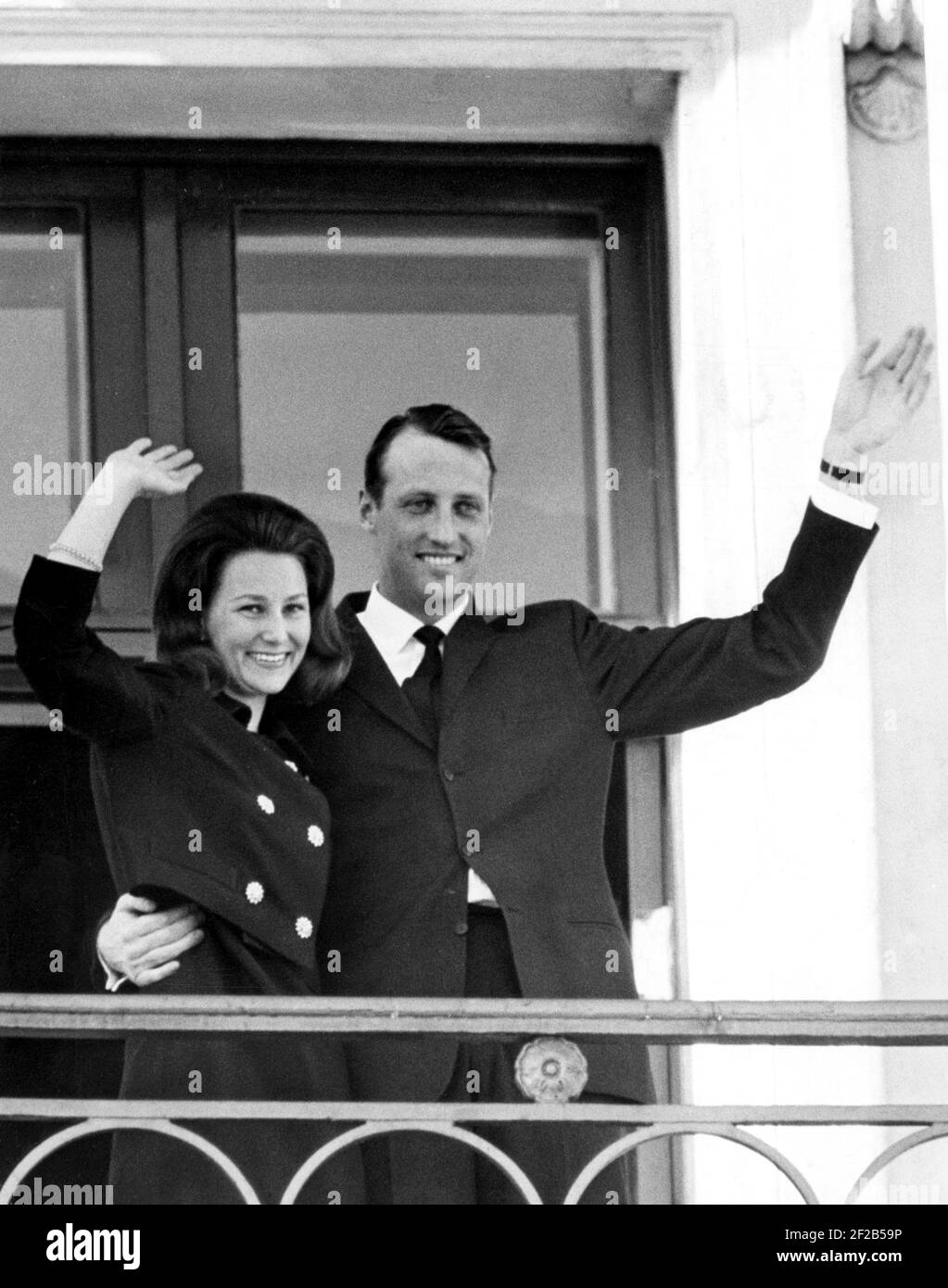 Roi Harald de Norvège. Photographié lorsqu'il est prince héritier avec sa femme Sonja le jour de leur engagement le 19 1968 mars Banque D'Images