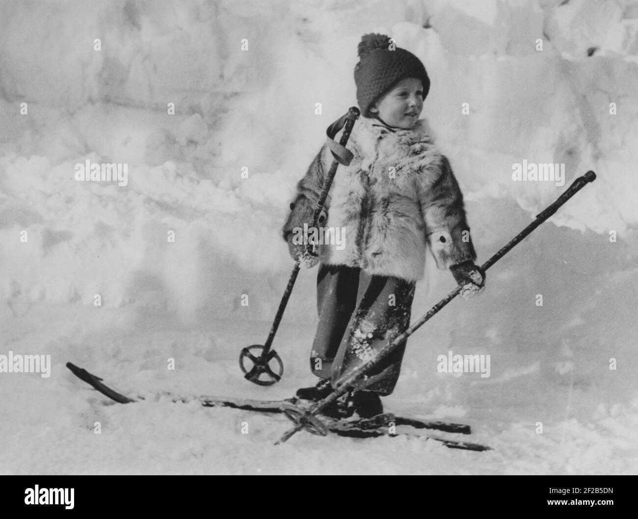 Roi Harald de Norvège. Photographié lorsqu'il est prince héritier et jeune garçon à skis, un jour d'hiver. 1940 Banque D'Images