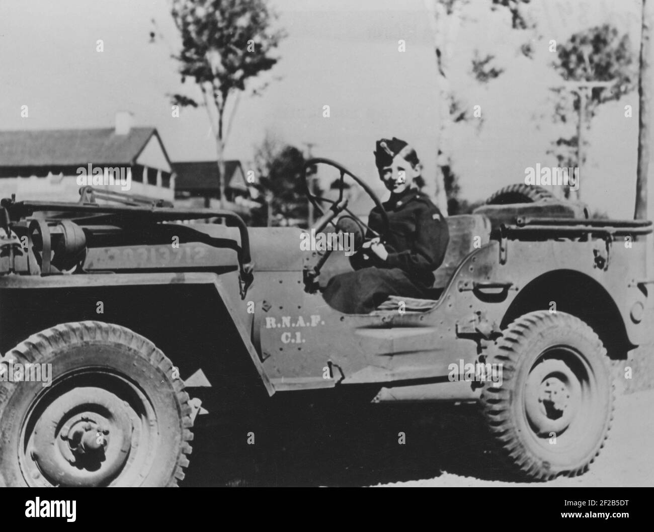 Roi Harald de Norvège. Photographié en tant que prince héritier et au Canada le 16 1943 décembre où il est assis dans une jeep de l'armée. Banque D'Images