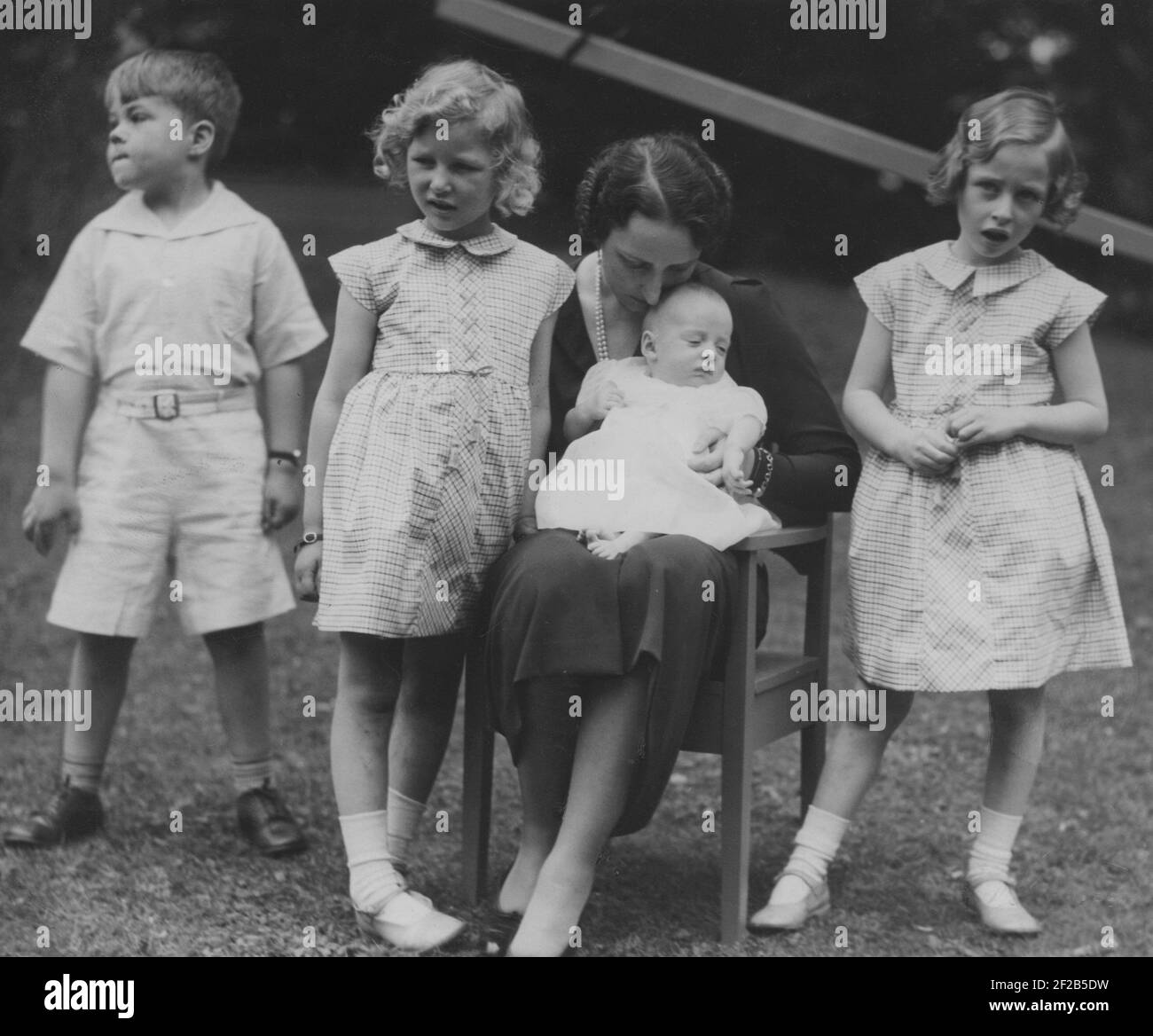 Couronne princesse Märtha de Norvège. 1901-1954. Fille du prince suédois Carl. Photo ici avec son fils et futur roi de Norvège le prince héritier Harald sur ses genoux avec les filles Ragnhild et Astrid. Le Prince Harald est né le 21 1937 février. Banque D'Images