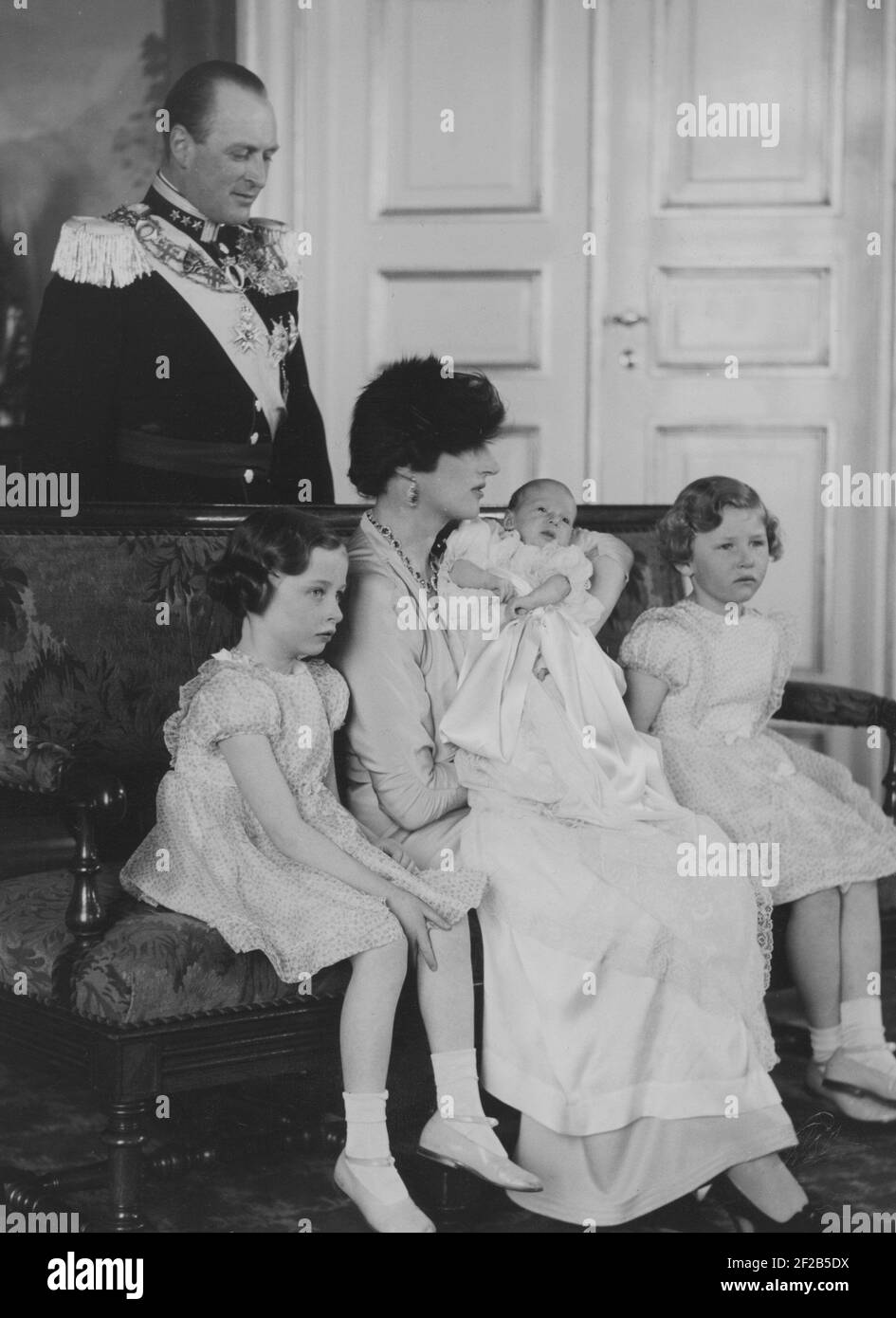 Couronne princesse Märtha de Norvège. 1901-1954. Fille du prince suédois Carl. Photo ici avec son fils et futur roi de Norvège le prince héritier Harald sur ses genoux avec les filles Ragnhild et Astrid. Le Prince Harald est né le 21 1937 février. Prince Olav V. Banque D'Images