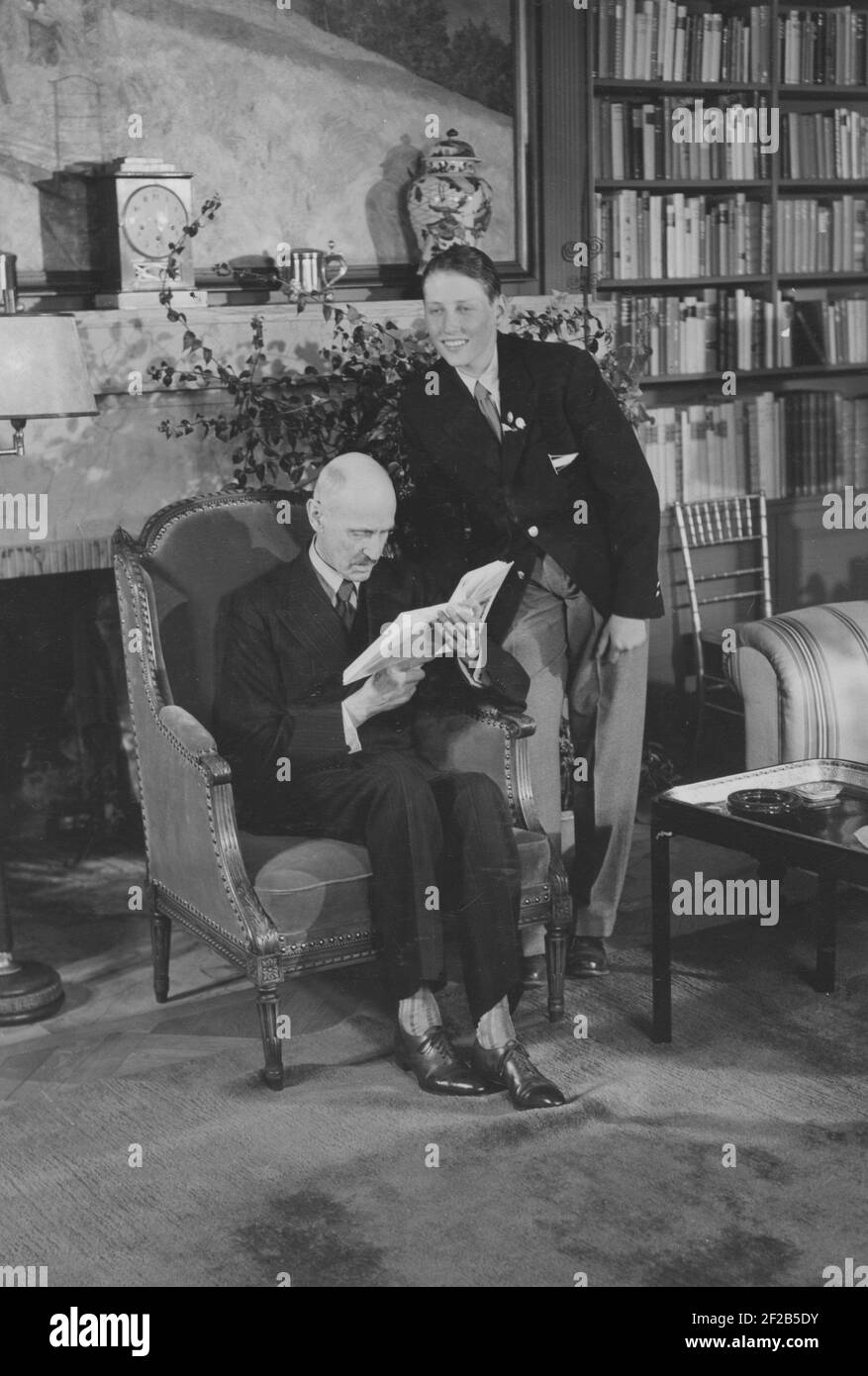Roi Harald de Norvège. Photo en étant prince héritier avec son grand-père le roi Håkon VII le jour de son 80e anniversaire le 3 1952 août. Banque D'Images