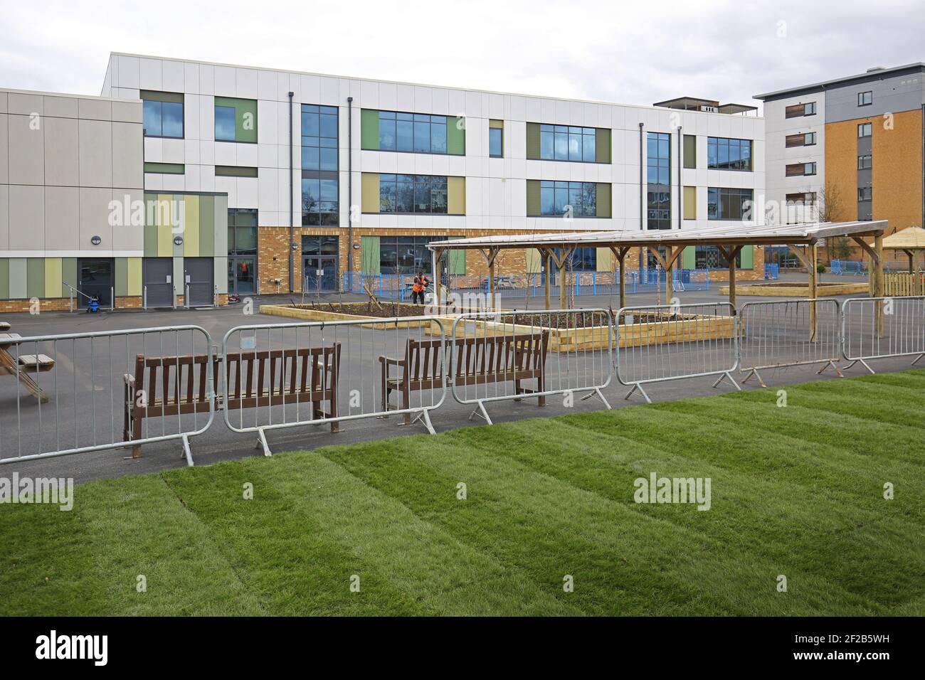 École primaire récemment reconstruite à Stockwell, dans le sud de Londres, au Royaume-Uni. Vue extérieure sur l'aire de jeux et les espaces de loisirs. Banque D'Images