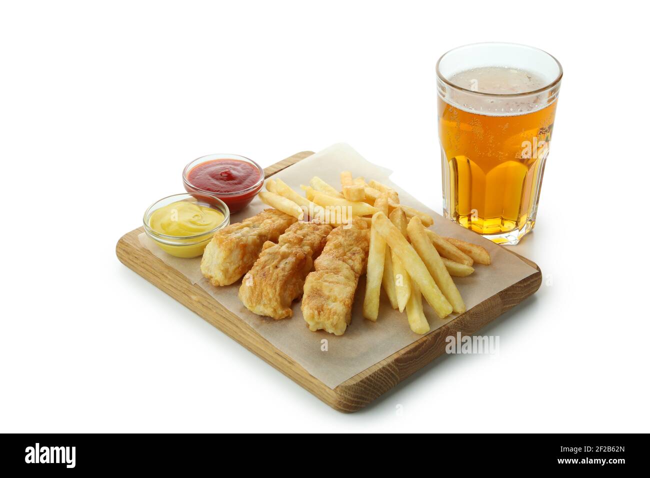Bière et planche avec du poisson frit et des frites, et sauces isolées sur fond blanc Banque D'Images