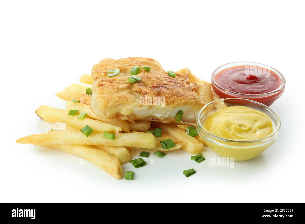 Poisson frit et frites, et sauces isolées sur fond blanc Banque D'Images