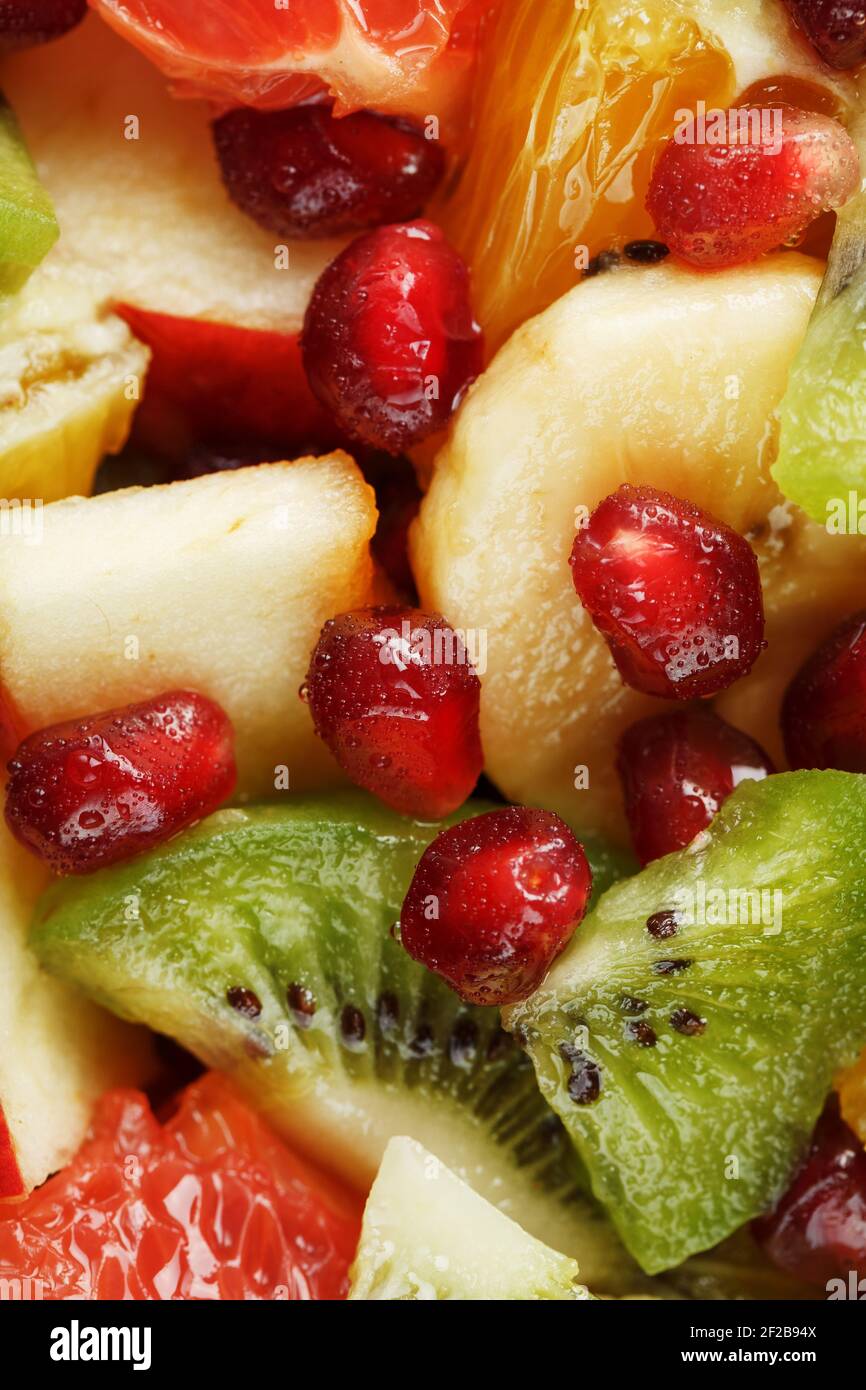 Morceaux de fruits raznfh gros plan en plein écran, salade de fruits. Tranches de fruits frais et sains pour une alimentation saine. Banque D'Images