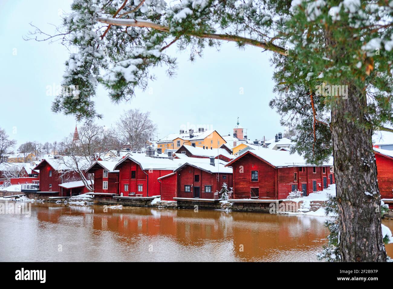 Le vieux Porvoo, avec ses entrepôts peints en ocre rouge au bord de la rivière, est l'un des paysages nationaux les plus photographiés de Finlande. Vue depuis le vieux pont. Banque D'Images