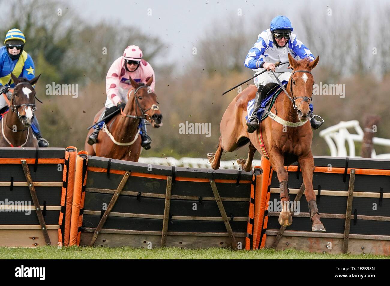 Certainement Red criblé par le jockey Marc Goldstein (à droite) clairement le dernier à gagner le mansionBet Faller assurance handicap à l'hippodrome de Wincanton. Date de la photo: Jeudi 11 mars 2021. Banque D'Images