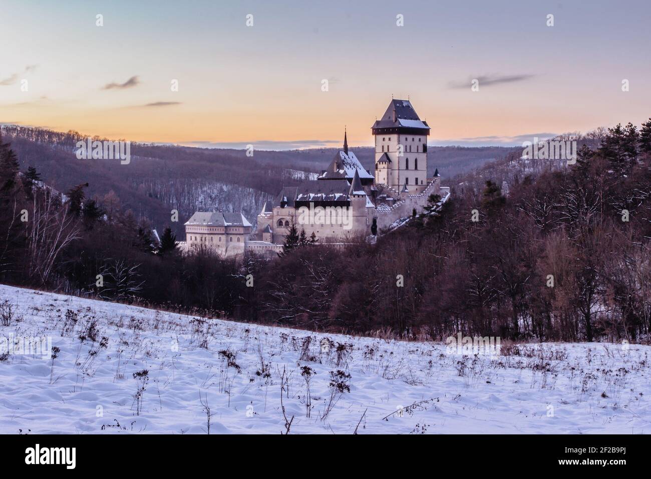 Magnifique château gothique Royal Karlstejn en hiver avec neige, République Tchèque.fondé par Charles IV.il y a des joyaux de la couronne tchèque, des reliques saintes, et royale Banque D'Images