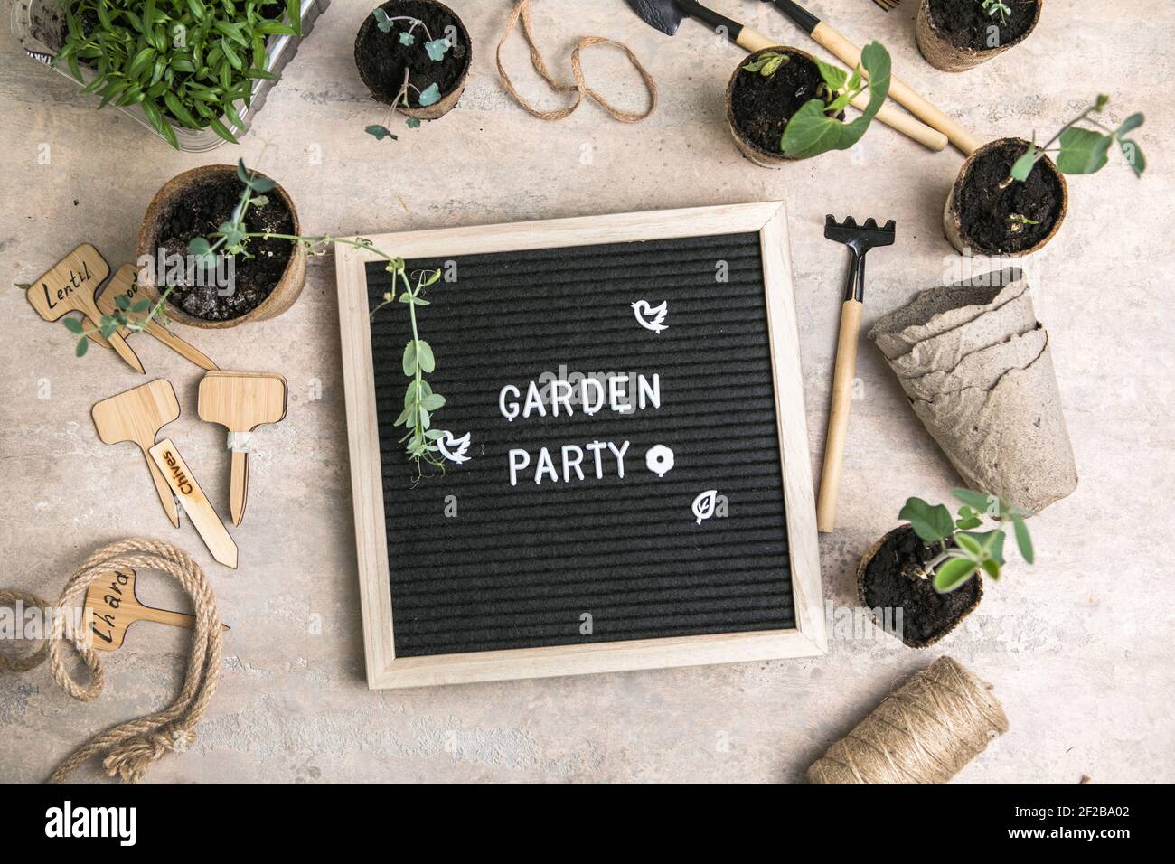 Tableau de lettres avec texte Garden Party. Plantation de semences dans