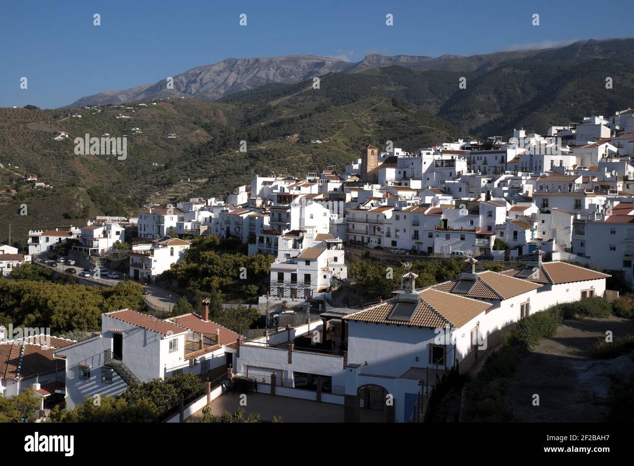 Vue sur les maisons blanchies à la chaux de Canillas de Albaida aux montagnes de la Sierra de Tejeda, Andalousie, Espagne. Banque D'Images
